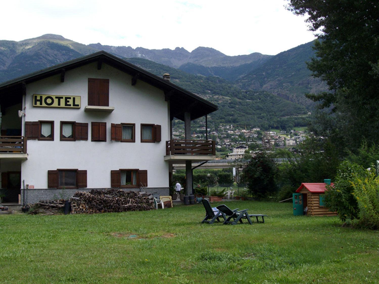Hotel Petit Foyer Pollein Bagian luar foto